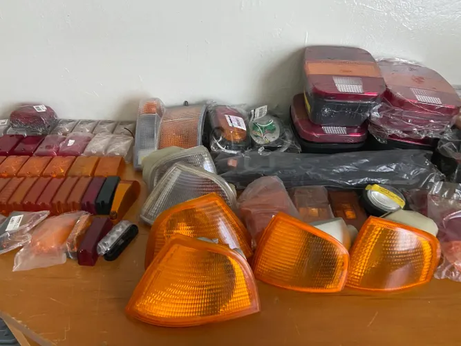 Vendo lote de lanternas e lentes  para caminhão e baús novos,mais de 800 peças