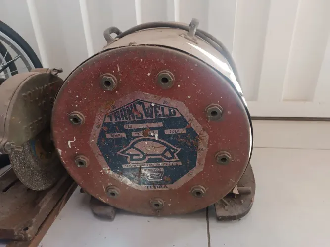 Máquina de solda e policorte