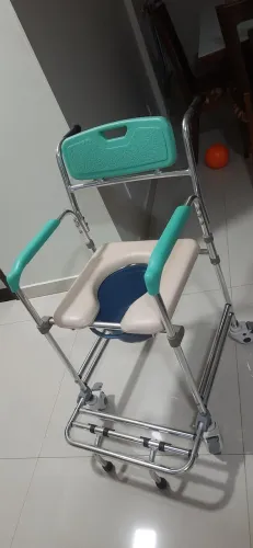 Cadeira de banho higiênica em alumínio com rodas - até 100kg