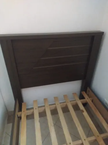Cama de solteiro em madeira - excelente estado.