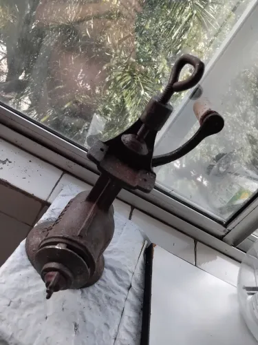 Vendo moinho manual antigo para cerais