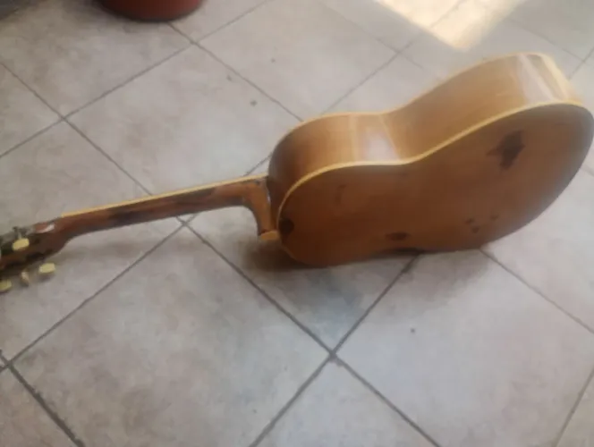 Vendo violão barato.