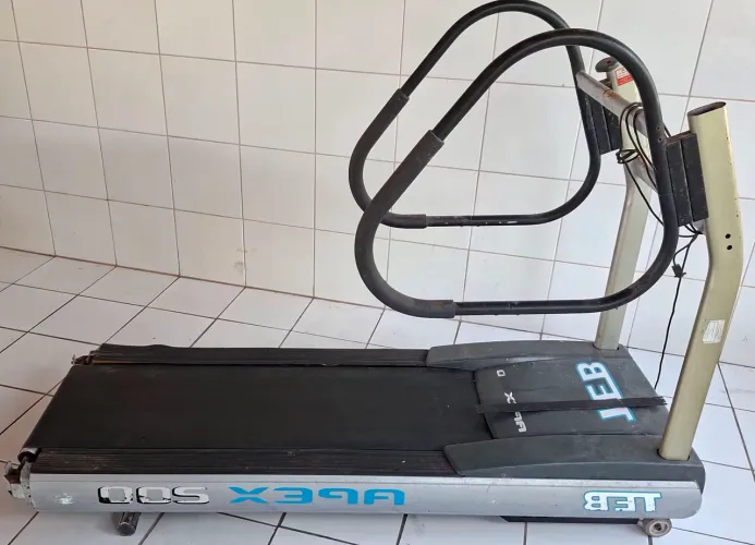 esteira ergométrica profissional da marca TEB, modelo Apex (possivelmente Apex 200)