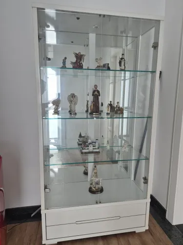 Bela Cristaleira com duas gavetas e luz embutida