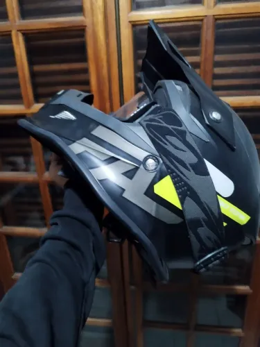 Capacete de trilha FAST + OCULOS