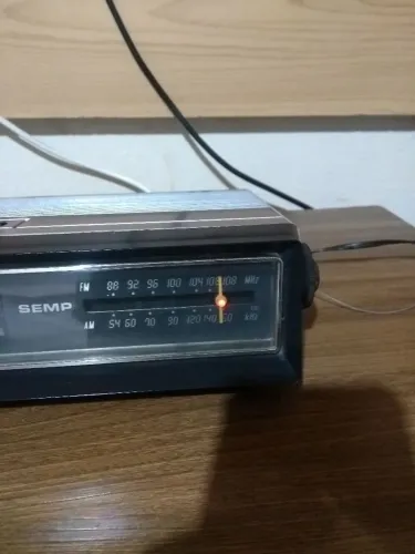 Rádio relógio da marca Semp modelo antigo retrô funcionando tudo perfeitamente