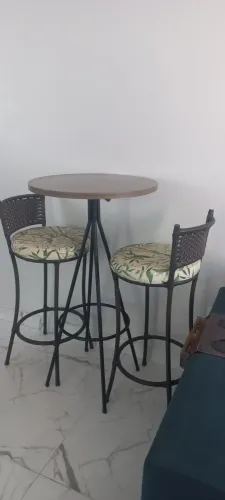 Vendo mesa bistrô com duas banquetas em fibra sintética ideal para área externa, jardim.