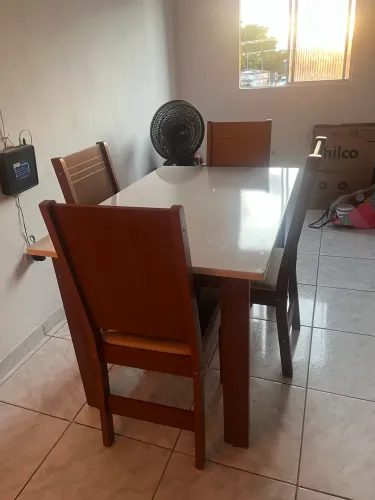 Mesa com quatro cadeiras