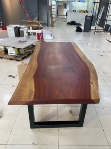 Mesa de jantar rústica de madeira maciça