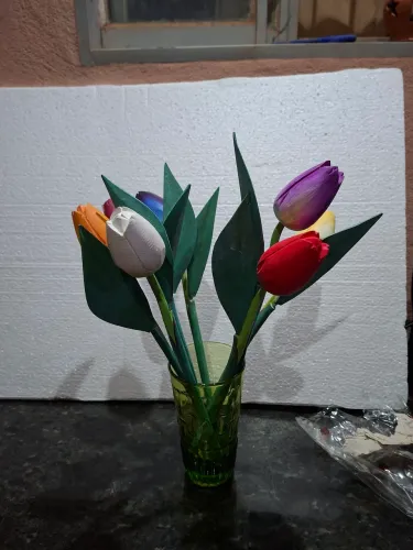 Tulipas coloridas em madeira.