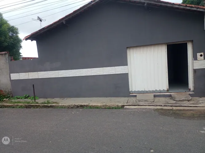 Casa bem localizada apenas uma rua da avenida principal