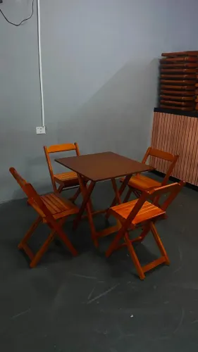 Jogo de Mesa com 4 Cadeiras de Madeira - R$ 400,00