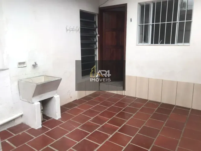 Casa de Fundos com 2 dormitórios para alugar no bairro Cajuru em Curitiba/PR