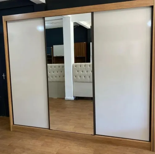 Guarda roupa com porta de correr 100%MDF espelho com película de segurança Novo a pronta 