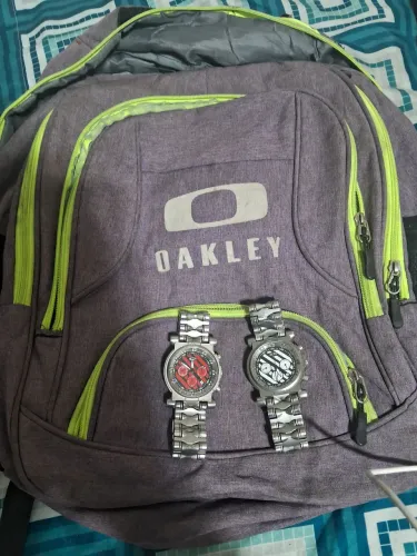 Mochila oakley e 2 relógios oakley 