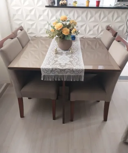 Mesa com tampo de vidro