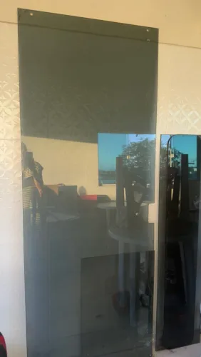 Porta de Vidro temperado Fumê e duas prateleira de vidro