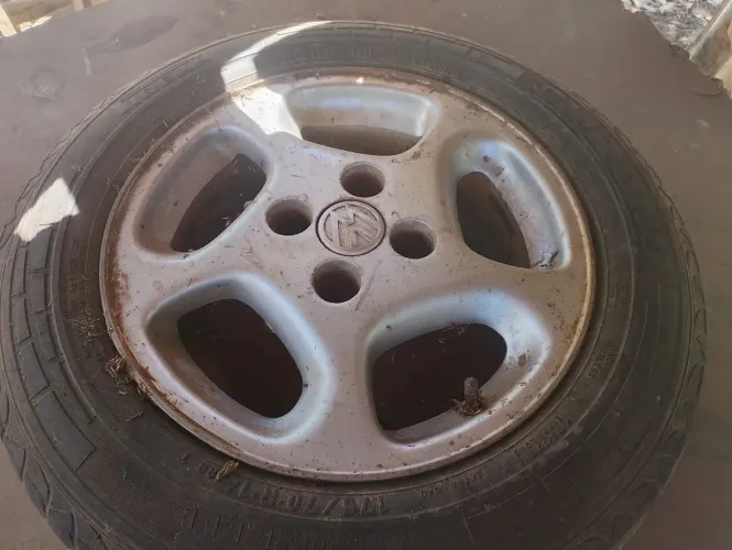 Vendo roda 14 com pneu 80% somente uma