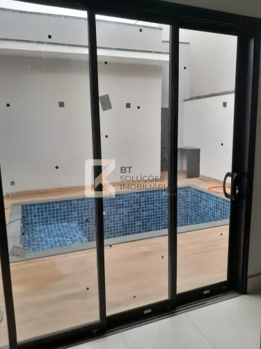 Casa com piscina e 3 suítes a venda, 200 m² de área construída e 300 m² de terreno por R$