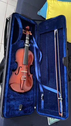 Violino VE-431 em perfeito estado, com arco e case.