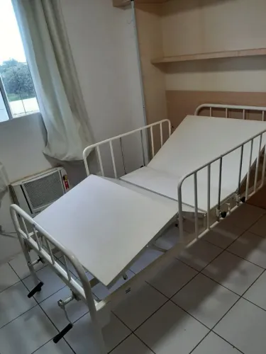 Cama hospitalar 02 manivelas