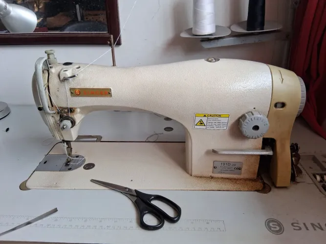 Máquina de costura reta industrial Singer