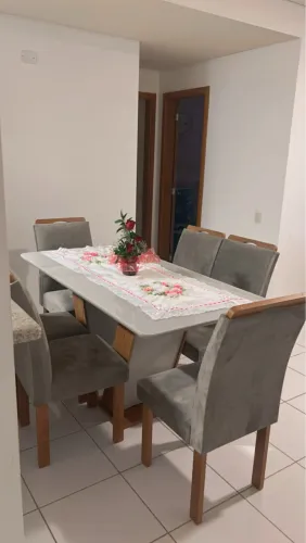 Mesa e vidro com 6 cadeiras em MDF