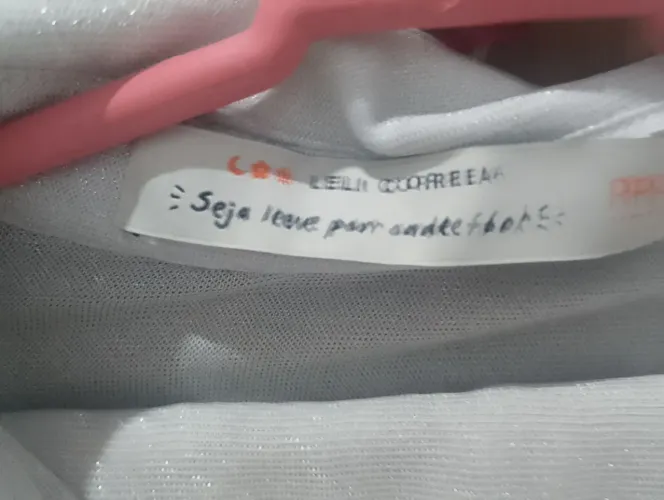 Roupa de marca nunca usada