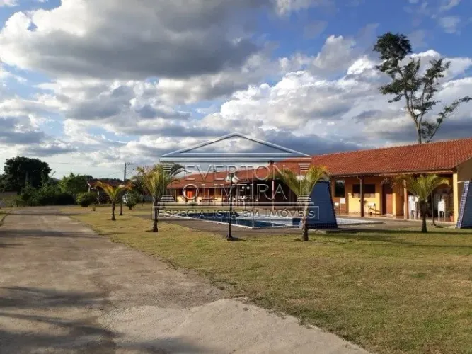Vende uma Chácara em Guararema com 21600m² aceito casa e apto Litoral Norte menor valor - 