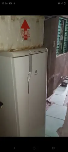 vendo geladeira Eletrolux semi nova 300 reais com apenas sujeira mais funcionalidade ok