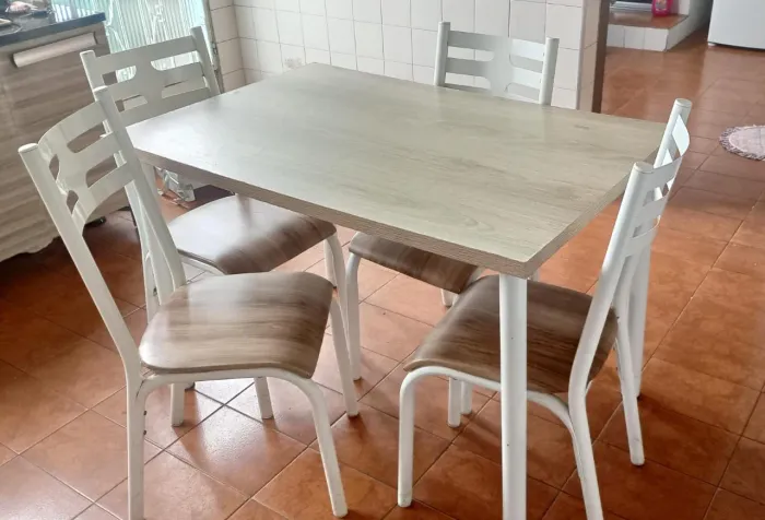 Mesa com 4 cadeiras