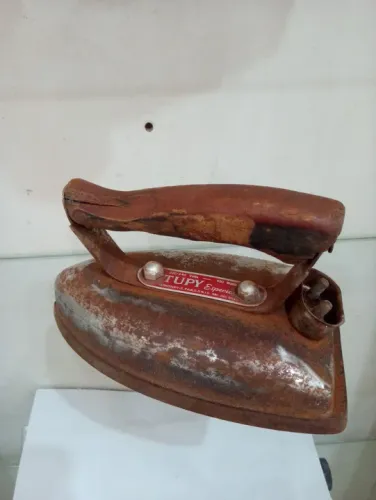 Ferro de passar roupa antigo Tupy