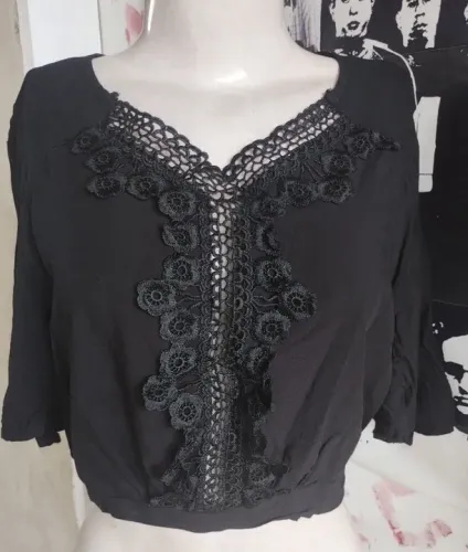 Blusa cropped com detalhe em renda