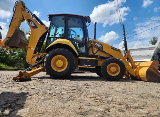 Retroescavadeira 4x4 Caterpillar Ano 2020