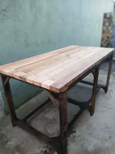 Mesa rústica de madeira