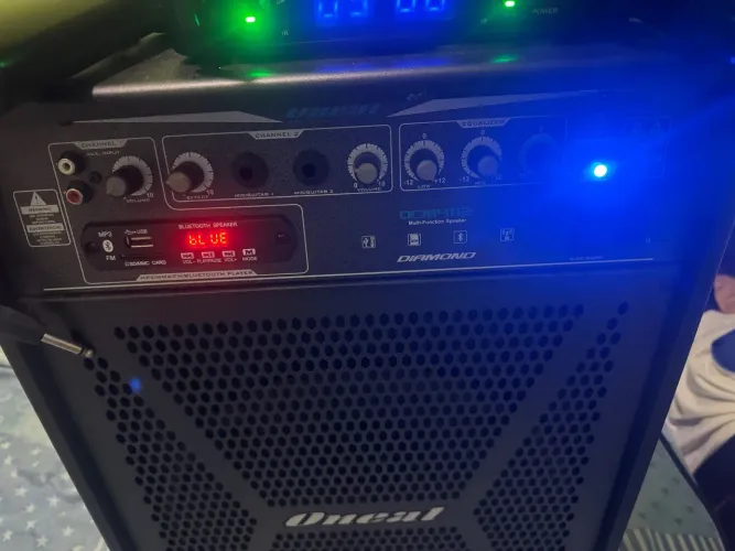 Caixa de som amplificada e mais microfone