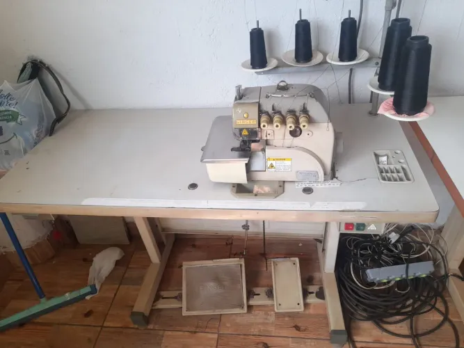Máquina Interloq marca Singer
