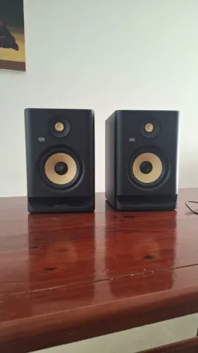 Par de monitores de campo próximo biamplificados Krk Rokit 5 
