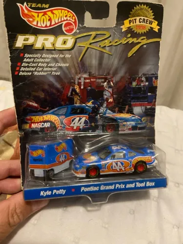 1998 Hot Wheels Racing Pit Crew 1/64 Kyle Petty #44 Hot Wheels