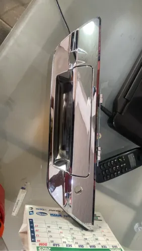 Maçaneta tampa traseira Hilux cromada importada nova