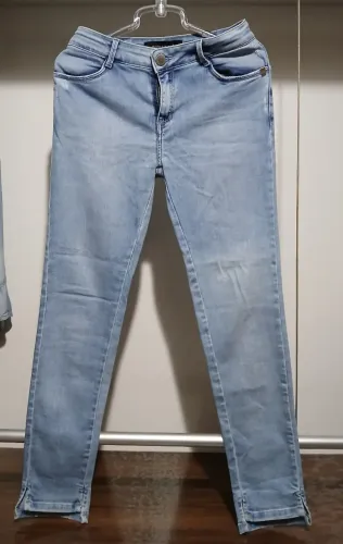 Calça Dudalina Jeans Azul Clara com Detalhes - Conforto e Estilo