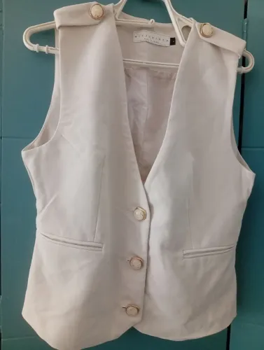 Colete Feminino Bege com Detalhes Dourados