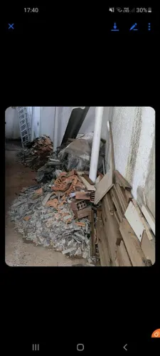 Coleta de entulhos móveis velhos 