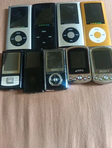 Vários mp4 para tira peças  só um ainda liga 