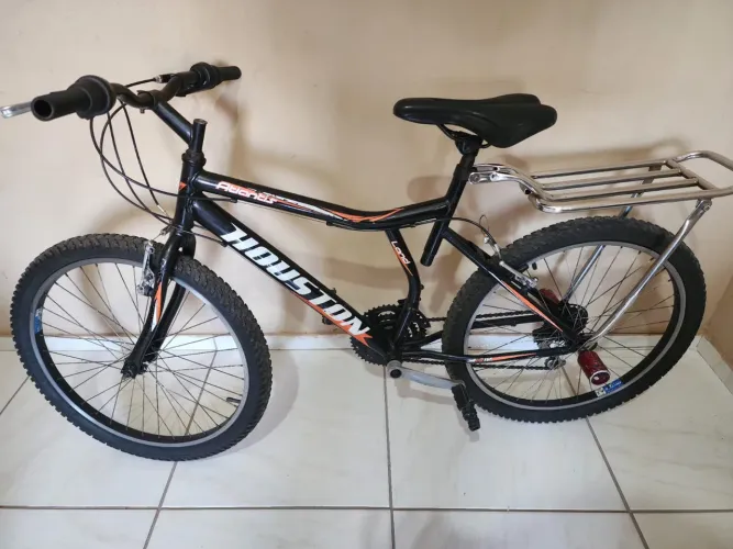 Bicicleta aro 26 ideal para levar o filho para escola. Equipada! 