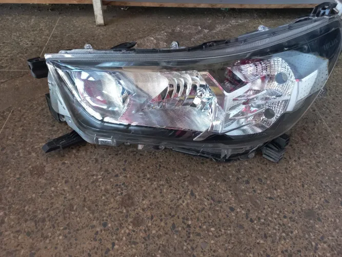 Farol hilux 2022 lado esquerdo 