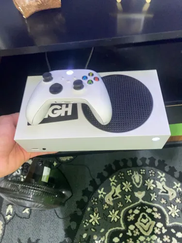 Vendo Xbox series S com 1 controle semi novo com 10 meses de uso por 1500 