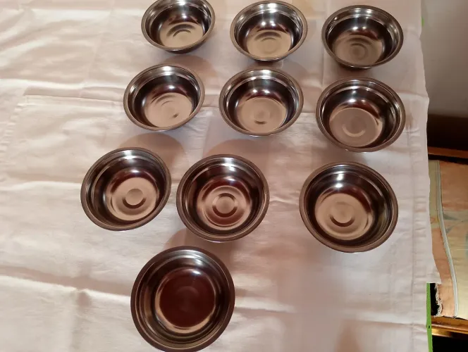 Tigelas em inox, 13cm de diâmetro.
