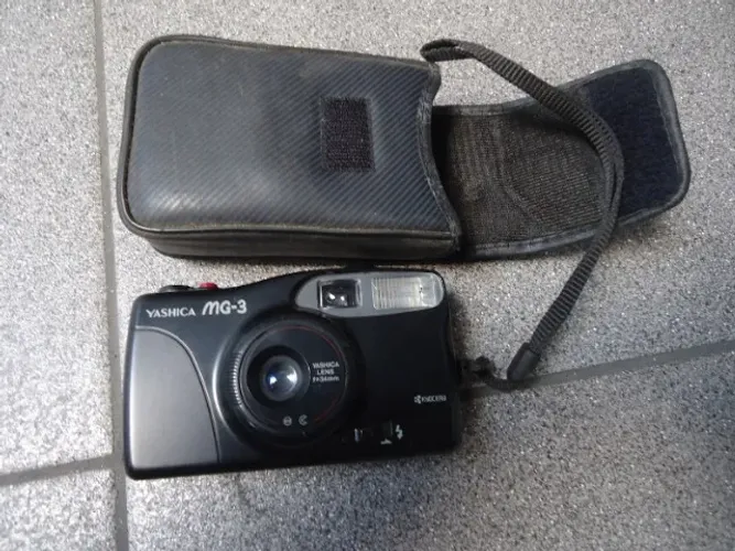 Máquina Fotográfica Yashica MG3