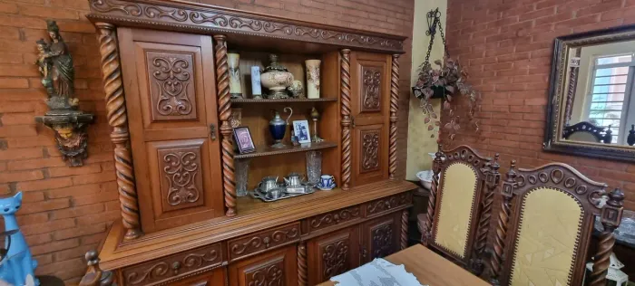 Cristaleira de Madeira Entalhada Clássica